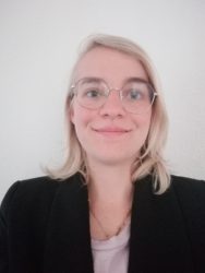 Sur la foto, on voit Margaux Garchery qui porte des lunettes et un sourire.