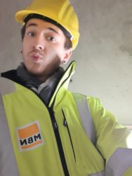 Auf dem Foto ist Simon Balzer mit Bauhelm und Warnjacke zu sehen