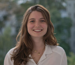 Auf dem Foto ist die Doktorandin Juliane Ostermoor im Porträt lachend zu sehen.
