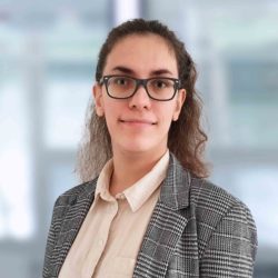 Ein Proträt von Anna Scherer, die für die Doktorand*innenvertretung 2024 kandidiert