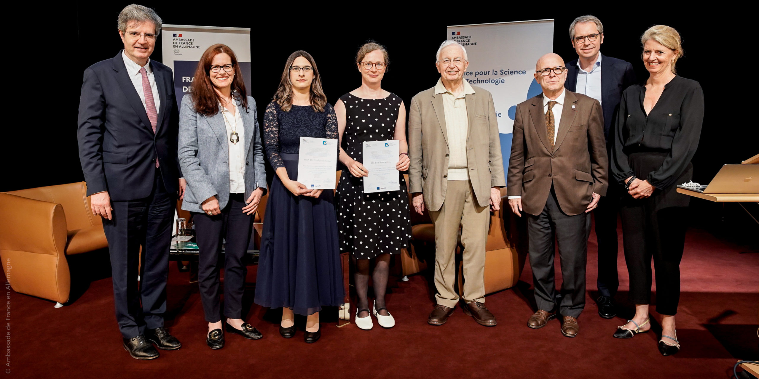 25 06 Prix forcheurs Copyright Ambassade de France en Allemagne V. l. n. r.: François Delattre (französische Botschaft), Christina Gommlich (BASF), die Preisträgerinnen Stefanie Kaiser (Goethe-Universität Frankfurt) und Eva Kowalinski (EMBL Grenoble), Jean-Marie Lehn (Schirmherr des Preises), Antoine Triller (Académie des Sciences), Christian Lerche (Sanofi) und Eva Martha Eckkrammer (DFH) bei der Verleihung des Forcheurs-Preises in Berlin. (Copyright: Französische Botschaft in Deutschland)