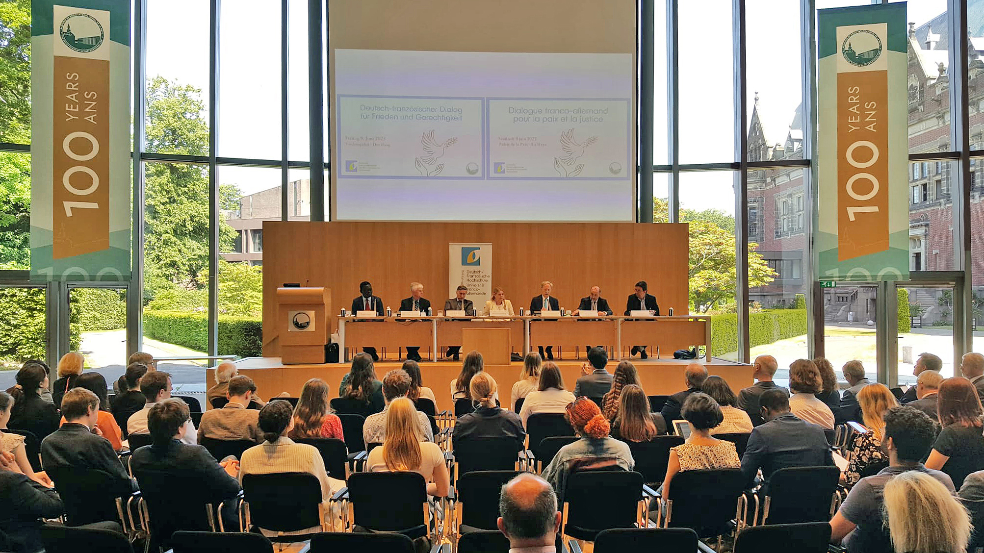 23_DFDFG Der erste Deutsch-Französische Dialog für Frieden und Gerechtigkeit fand 2023 im Friedenspalast in Den Haag statt (Copyright: DFH-UFA)