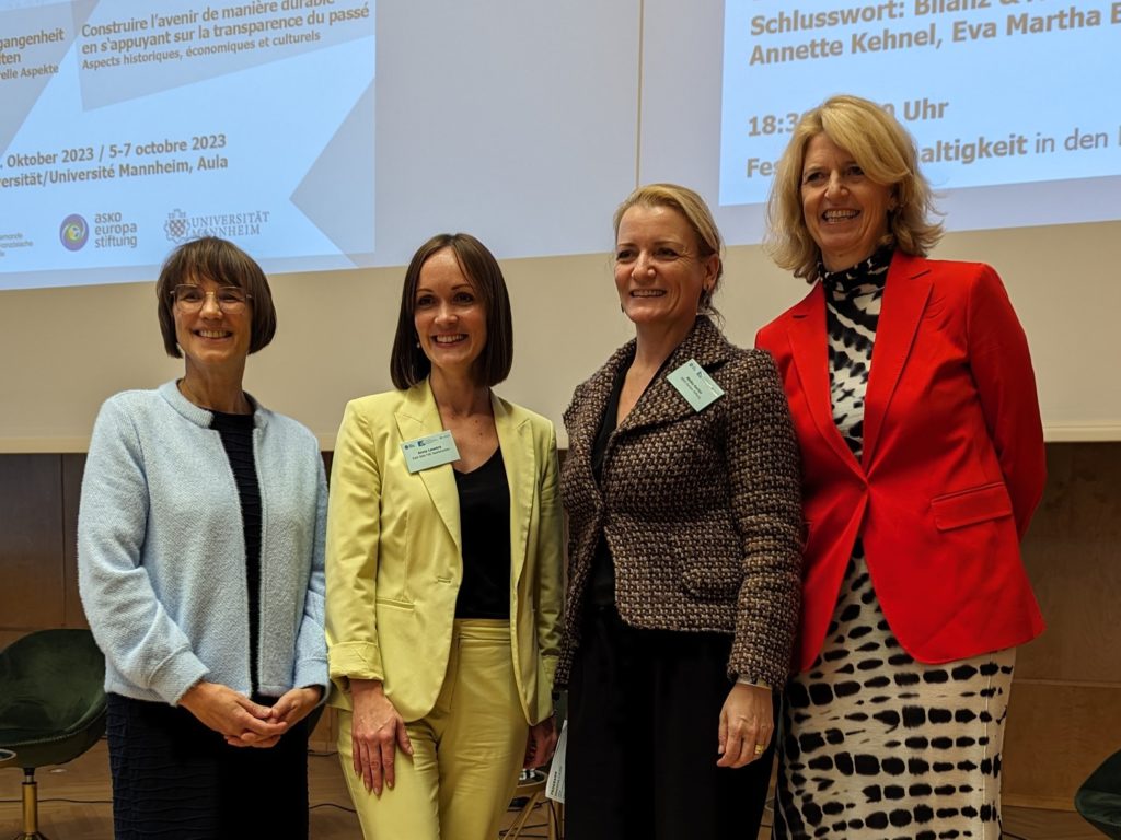 De g. à d. : Annette Kehnel (Université de Mannheim), Anna Lawera (East Side Fab e.V.), Meike Kartes (ASKO Europa-Stiftung) et Eva Martha Eckkrammer (Université franco-allemande) lors du 2e Dialogue Franco-Allemand sur le développement durable 2023 à Mannheim