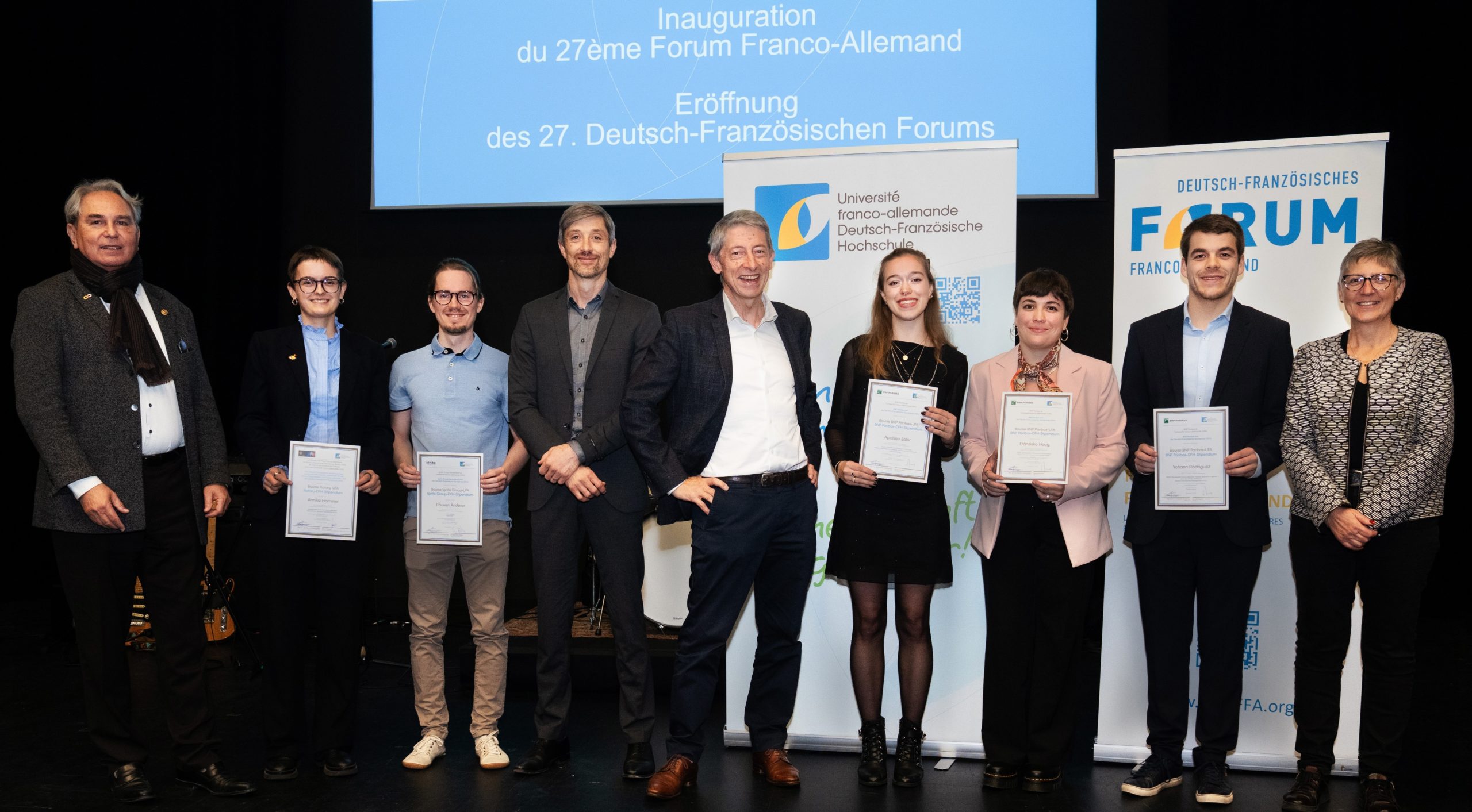 V.l.n.r.: Gilles Poncato (Rotary International), Preisträger*innen Annika Hommer und Rouven Anderer, Benjamin Hötzer (Ignite Group Deutschland), Vincent Rupied (BNP Paribas), Preisträger*innen Apolline Soler, Franziska Haug und Yohann Rodriguez sowie Nadine Bernard (BNP Paribas)