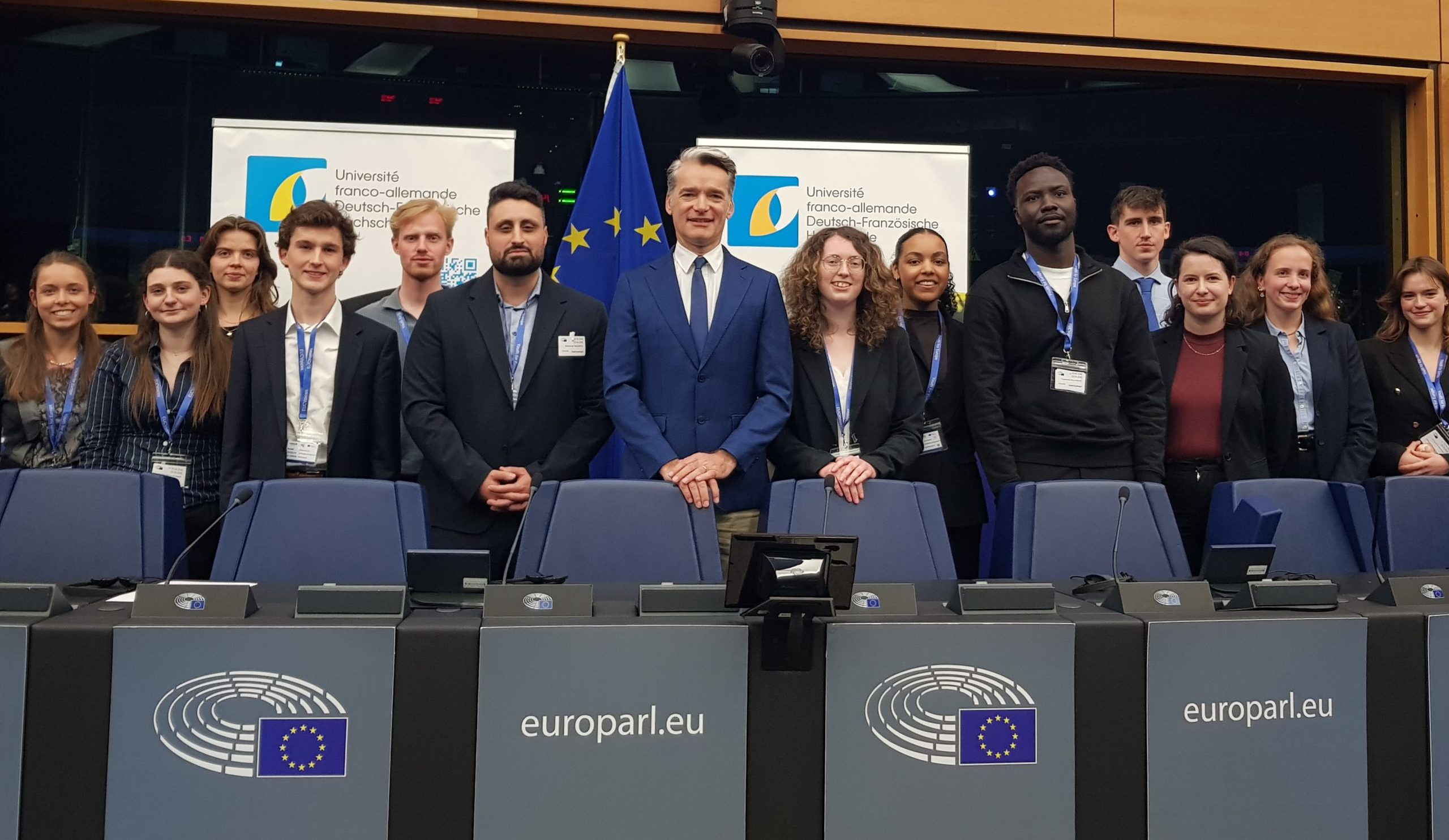 Philippe Gréciano und Waldemar Nazarov umringt von weiteren Teilnehmenden der Student Assembly © DFH-UFA