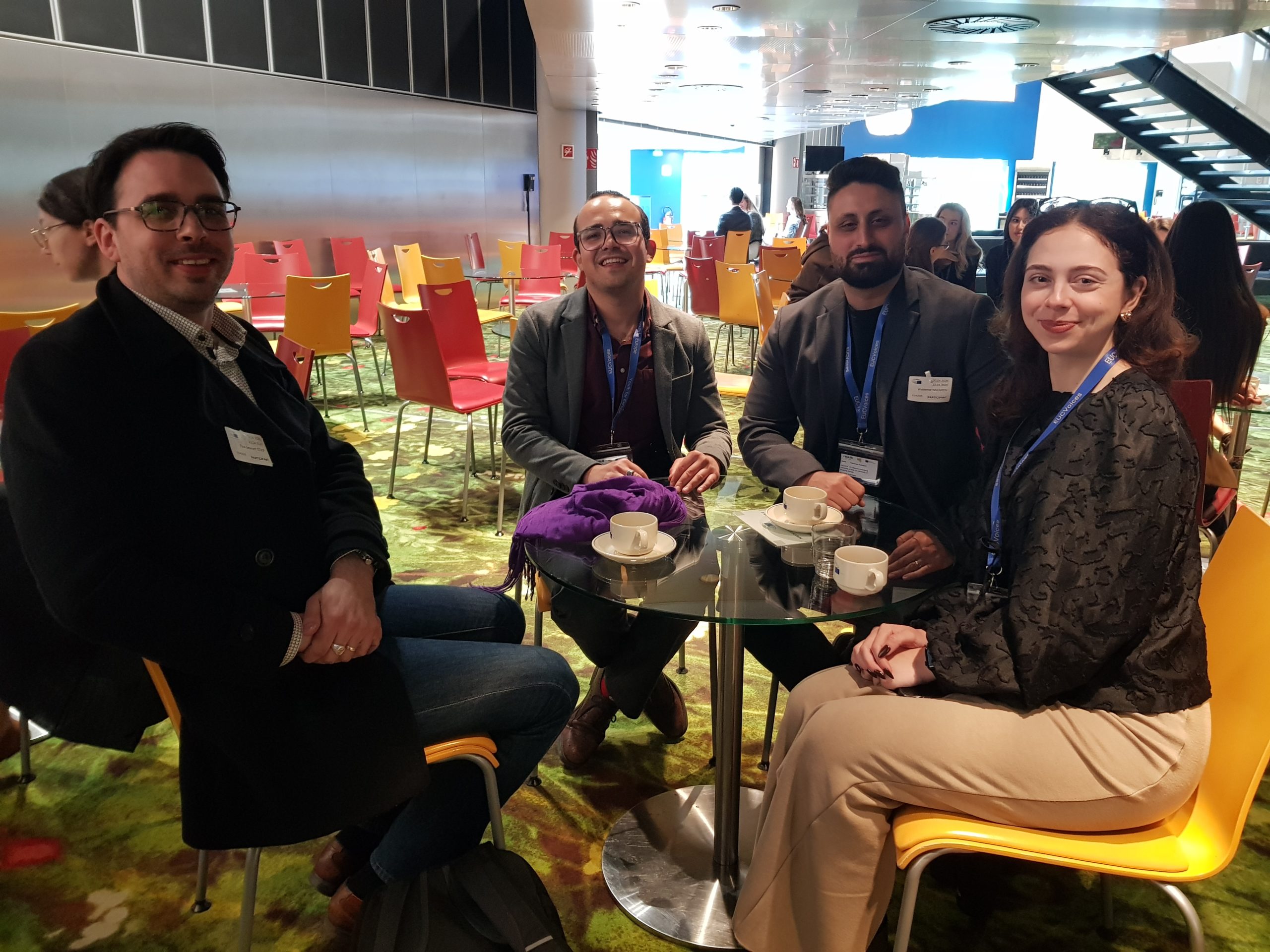 Les titulaires de deux chaires de l'UFA, Paul Stief (premier à gauche) et Waldemar Nazarov (troisième à gauche), en compagnie de deux participant·es © DFH-UFA