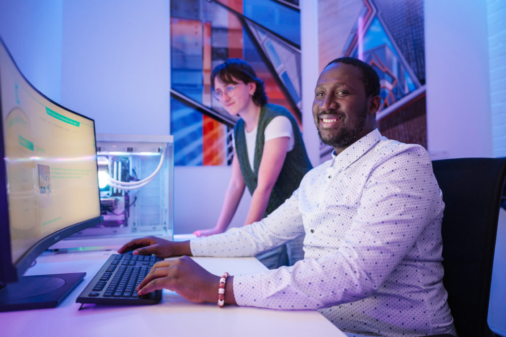 Deux étudiants travaillent sur un ordinateur © Oliver Dietze