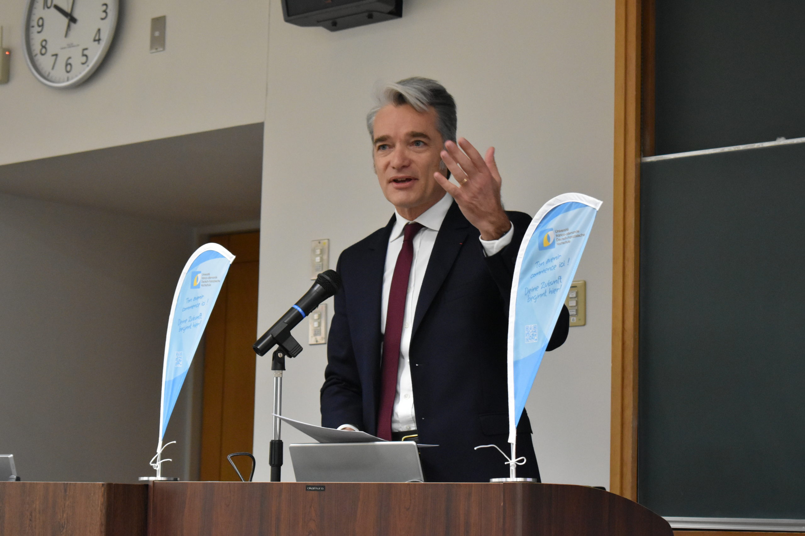 Philippe Gréciano, Präsident der Deutsch-Französischen Hochschule, hält eine Begrüßungsrede