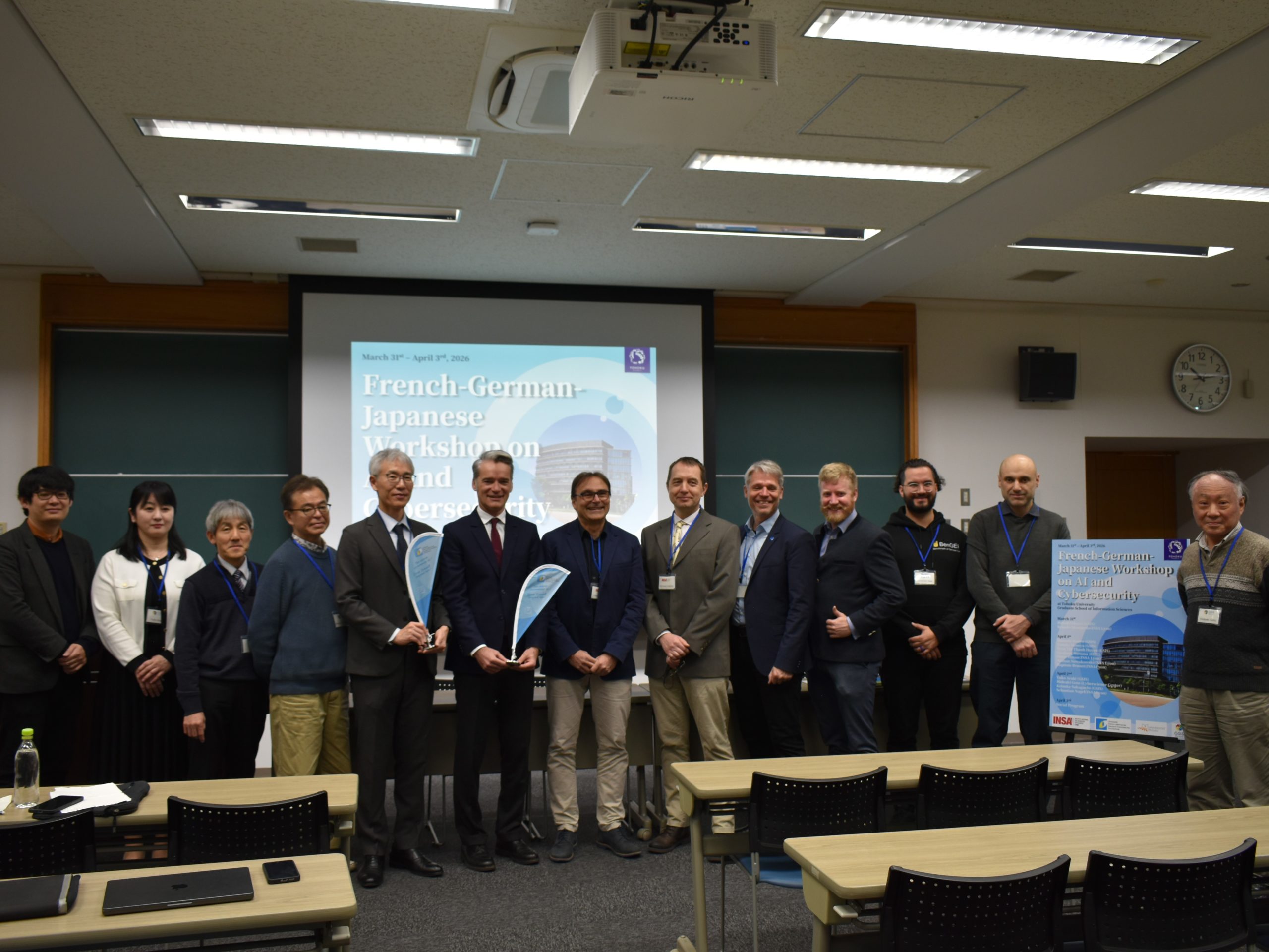 Gruppenbild der deutsch-französischen Delegation mit den japanischen Gastgebern in einem Seminarraum
