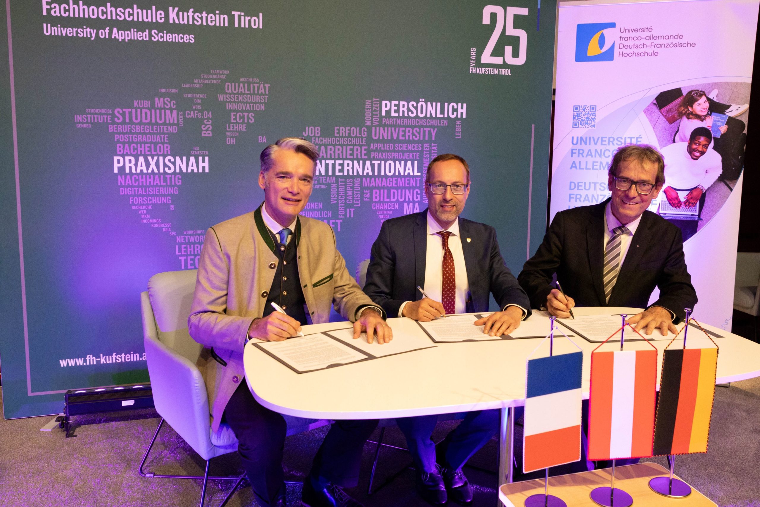 Philippe Gréciano, Mario Döller und Stefan W. Pickl bei der Unterzeichnung des Kooperationsvertrages zum neuen Drohnenpreis © Foto FH Kufstein Tirol