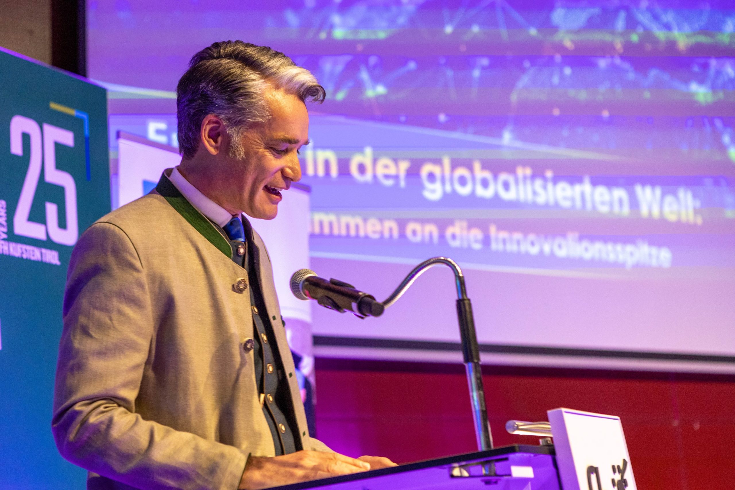 Philippe Gréciano begrüßt die Teilnehmenden des Management Forums Kufstein