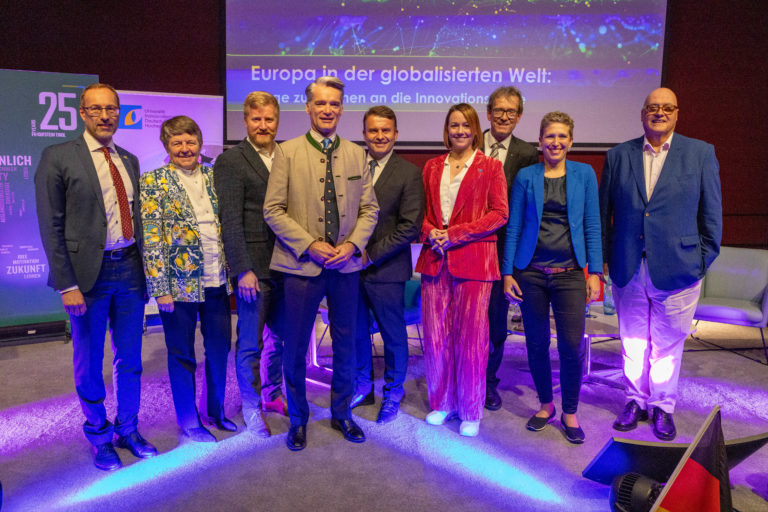 V. l. n. r.: Mario Döller, Brigitte Ederer, Benedikt Linder, Philippe Gréciano, Frédéric Joureau, Florence Ertel, Stefan W. Pickl, Kristina Kampfer und Reinhold M. Karner © Foto FH Kufstein Tirol