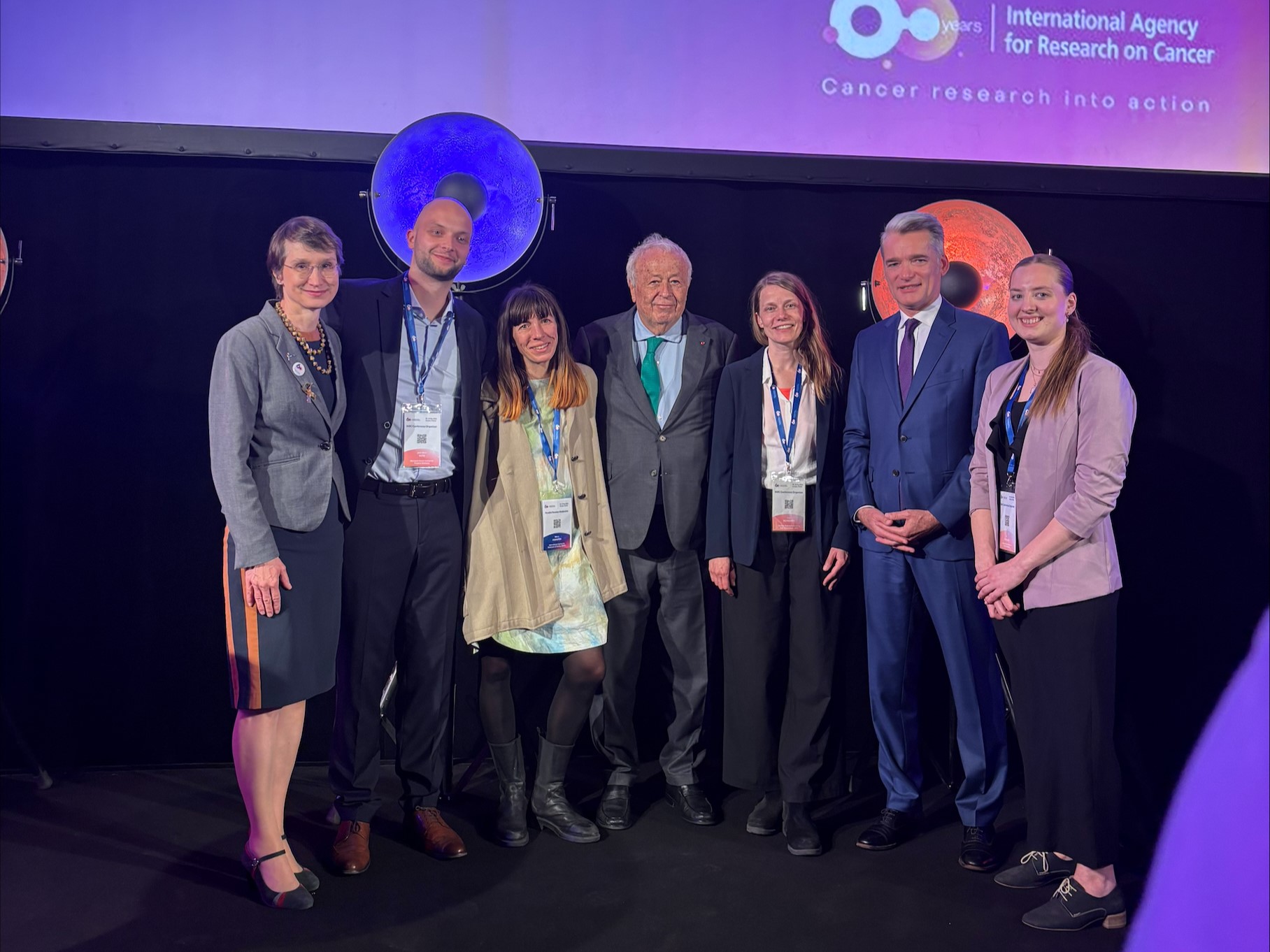 V. l. n. r.: Elisabete Weiderpass, Jean-Marc Kutz, Milena Förster, Alain Mérieux, Ines Schreiver, Philippe Gréciano und Pia Rausche © IARC V. l. n. r.: Elisabete Weiderpass, Jean-Marc Kutz, Milena Förster, Alain Mérieux, Ines Schreiver, Philippe Gréciano und Pia Rausche © IARC