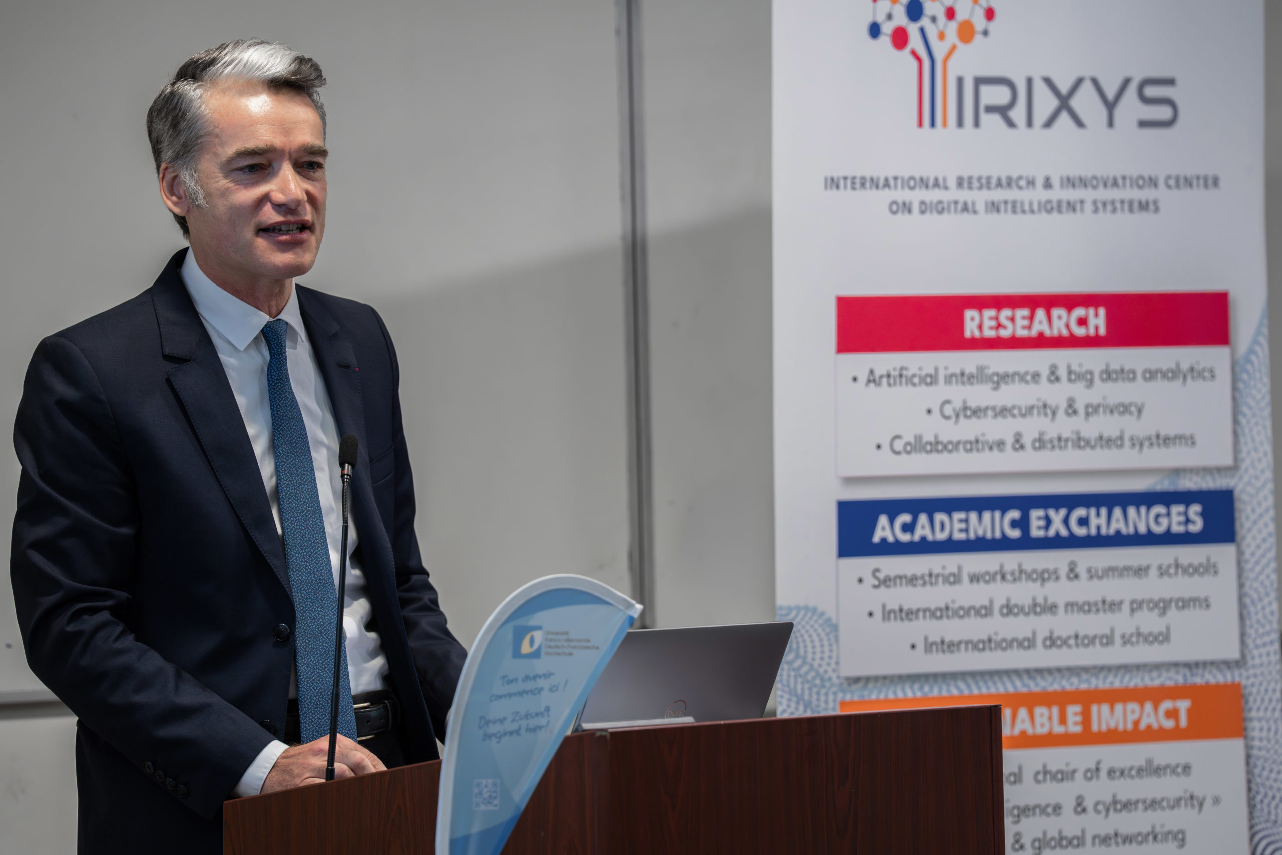 Philippe Gréciano begrüßt die Teilnehmenden © INSA Lyon Philippe Gréciano begrüßt die Teilnehmenden © INSA Lyon