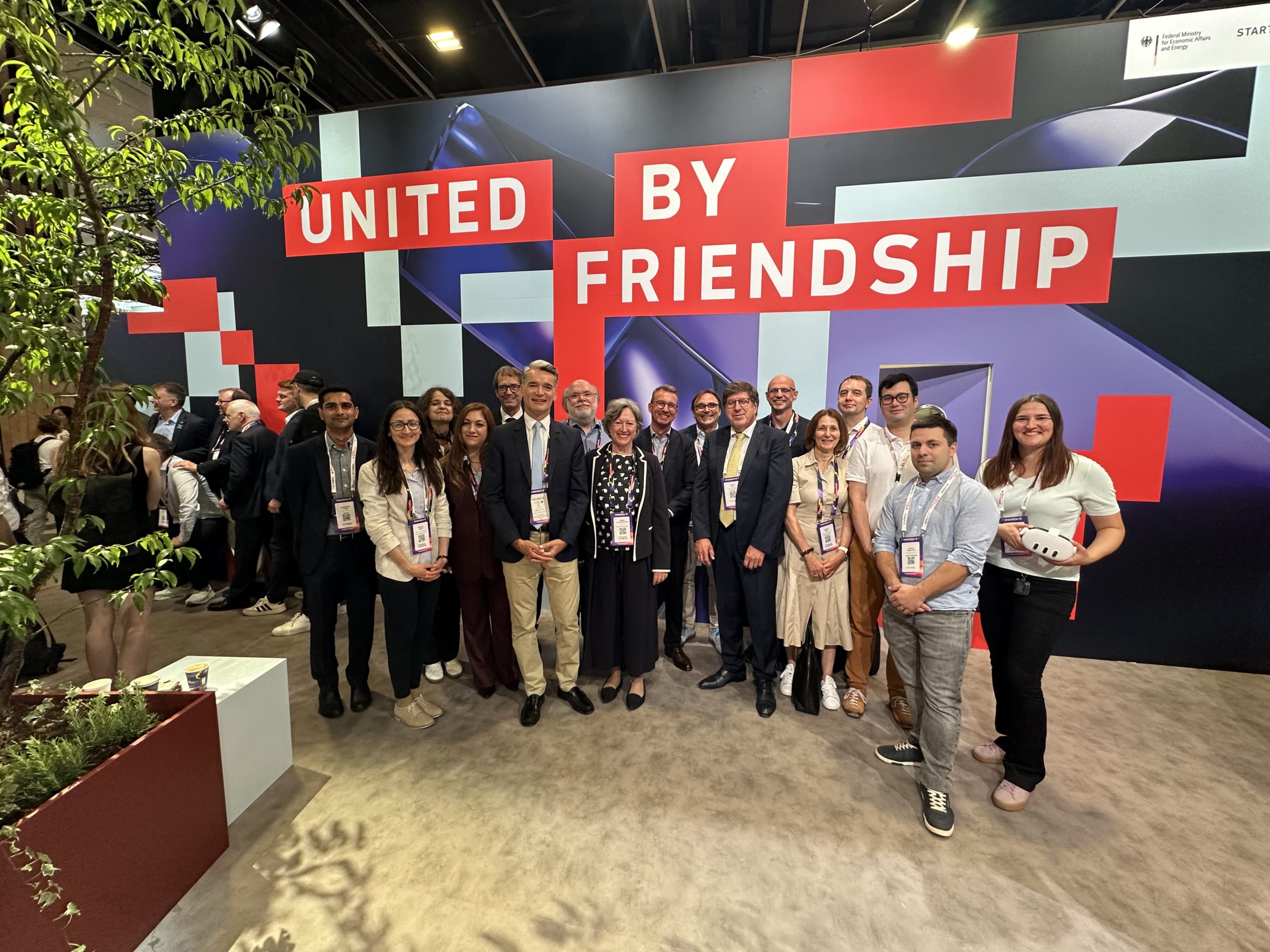 „United by Friendship!“ Gruppenfoto des DFH-Teams und Netzwerkpartnern © DFH-UFA