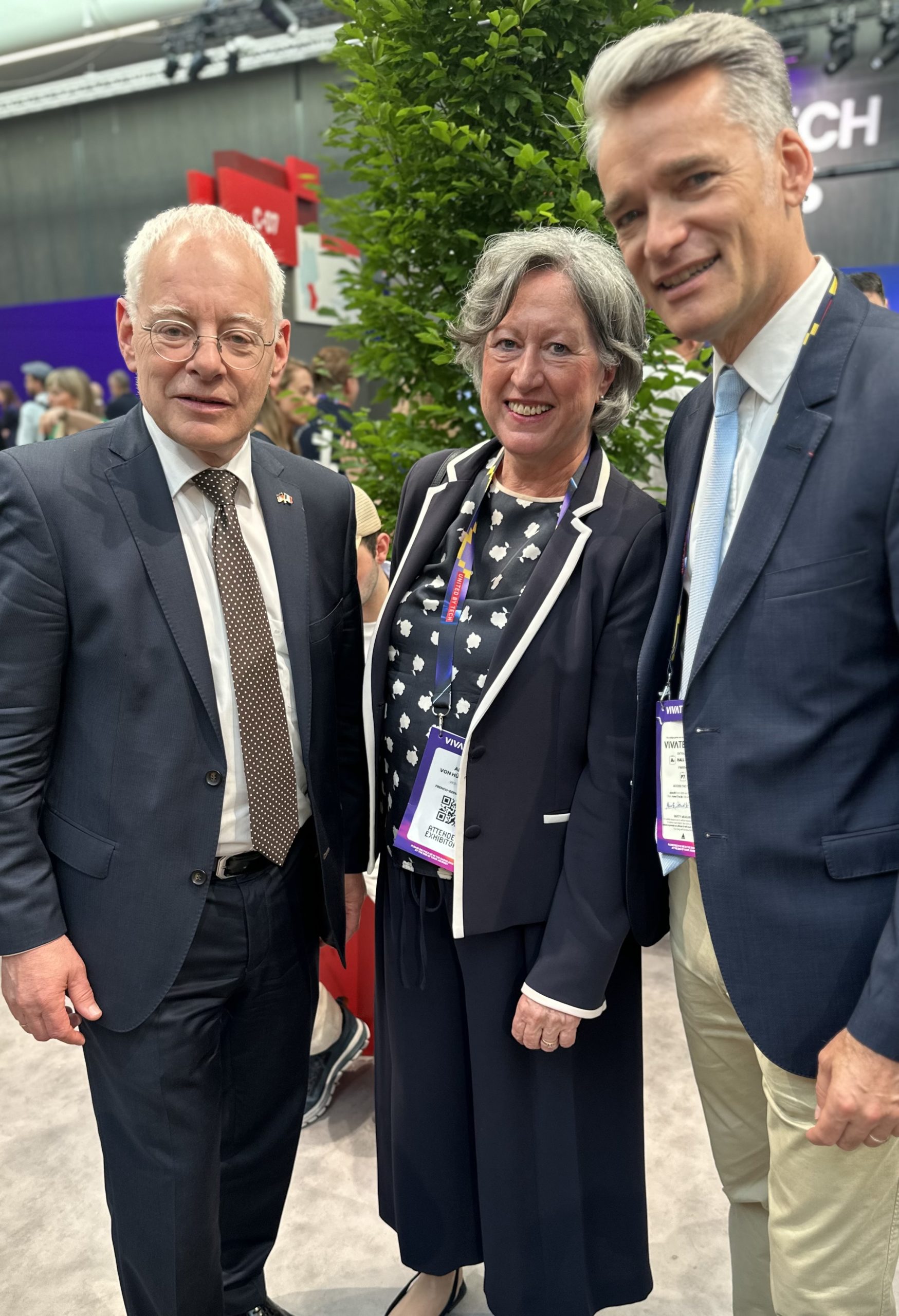 V. l. n. r.: Jürgen Barke, Minister für Wirtschaft, Innovation, Digitales und Energie des Saarlandes, Andrea von Hülsen-Esch und Philippe Gréciano © DFH-UFA