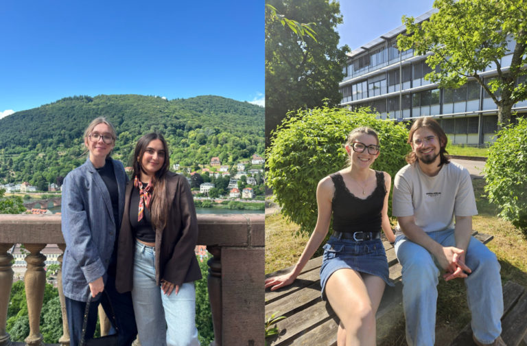 Es handelt sich um zwei nebeneinander gelegte Fotografien von jeweils zwei Personen: auf dem ersten Bild sind Emma Kraushaar und Selen Aydogan auf einer Brücke vor einem bewaldeten Hintergrund zu sehen. Das zweite Bild zeigt Bérénice Lamboux-Durand und Tim Georgi.
