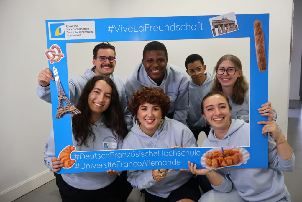 Die neue Studierendenvertretung der DFH bei ihrer ersten Sitzung nach der Wahl in den Räumlichkeiten der Deutsch-Französischen Hochschule.