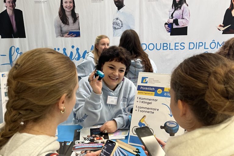 Die Deutsch-Französische Hochschule (DFH) wird auf der Zukunftsmesse West in Wuppertal ihr breites Angebot vorstellen und Fragen von Studieninteressierten beantworten. © DFH-UFA