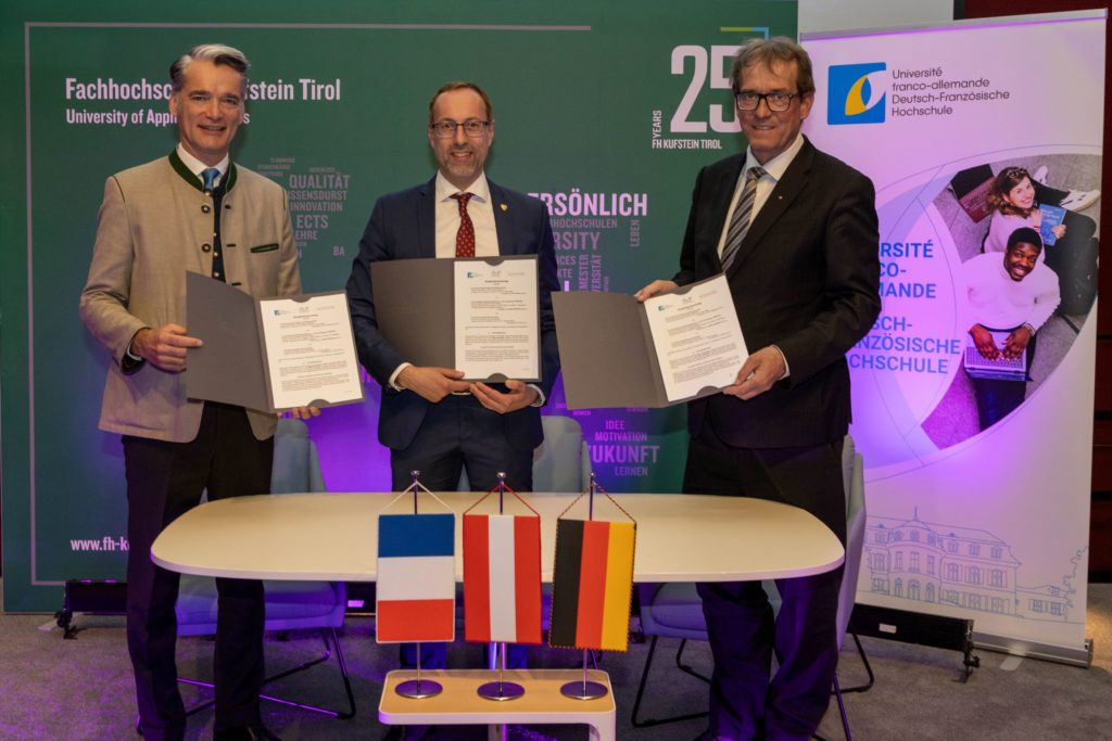 Philippe Gréciano, Mario Döller und Stefan W. Pickl kündigen im April beim Wirtschaftsforum Kufstein den neuen Wissenschaftspreis im Bereich Drohnenforschung an © Foto FH Kufstein Tirol