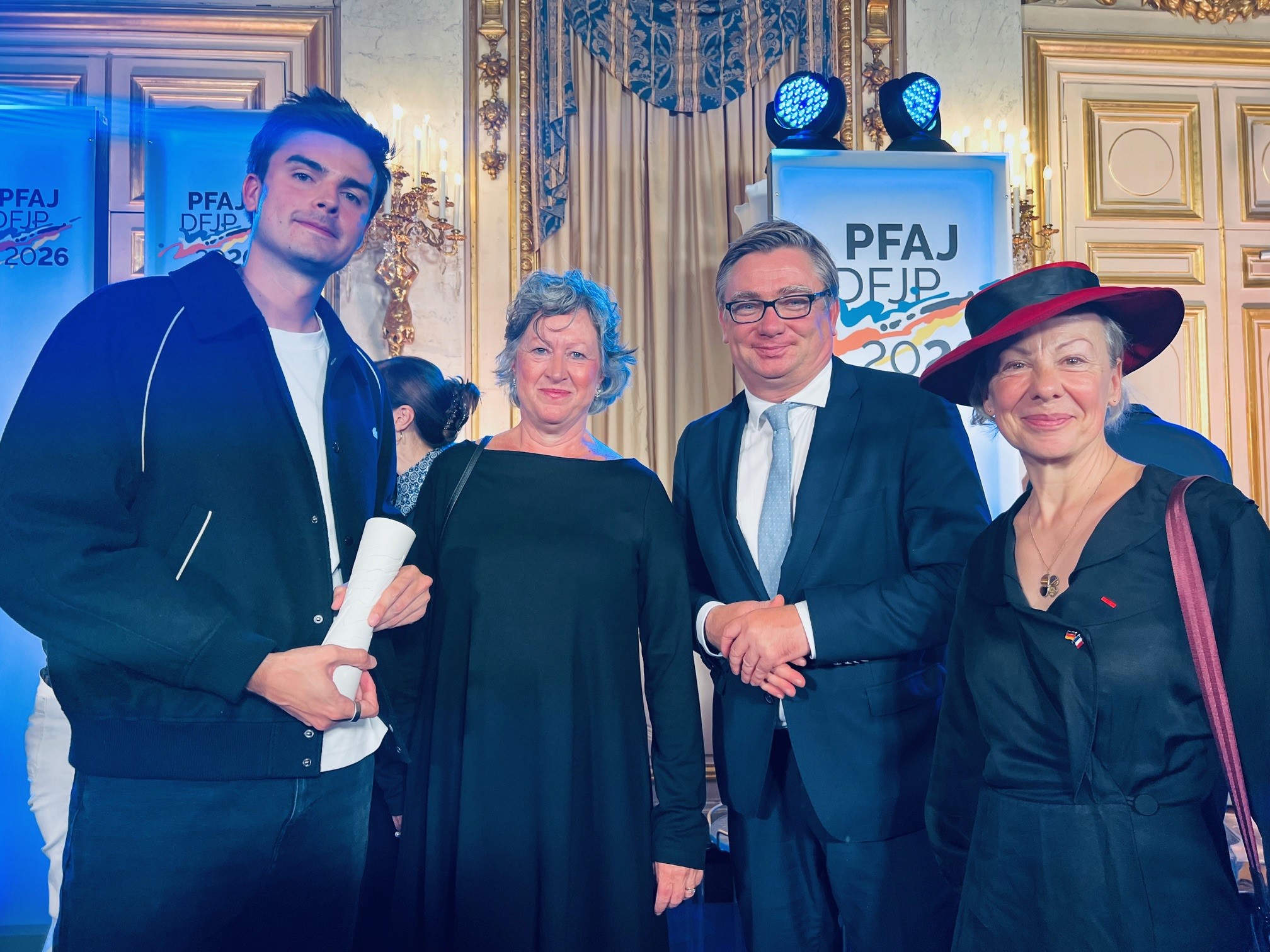 V.l.n.r.: Hugo Travers (alias HugoDecrypte), Gewinner des diesjährigen „Prix Spécial“, Andrea von Hülsen-Esch, DFH-Vizepräsidentin, Tobias Bütow, deutscher Generalsekretär des DFJW und Pascale Trimbach, französische Generalsekretärin des DFJW © DFH-UFA V.l.n.r.: Hugo Travers (alias HugoDecrypte), Gewinner des diesjährigen „Prix Spécial“, Andrea von Hülsen-Esch, DFH-Vizepräsidentin, Tobias Bütow, deutscher Generalsekretär des DFJW und Pascale Trimbach, französische Generalsekretärin des DFJW © DFH-UFA