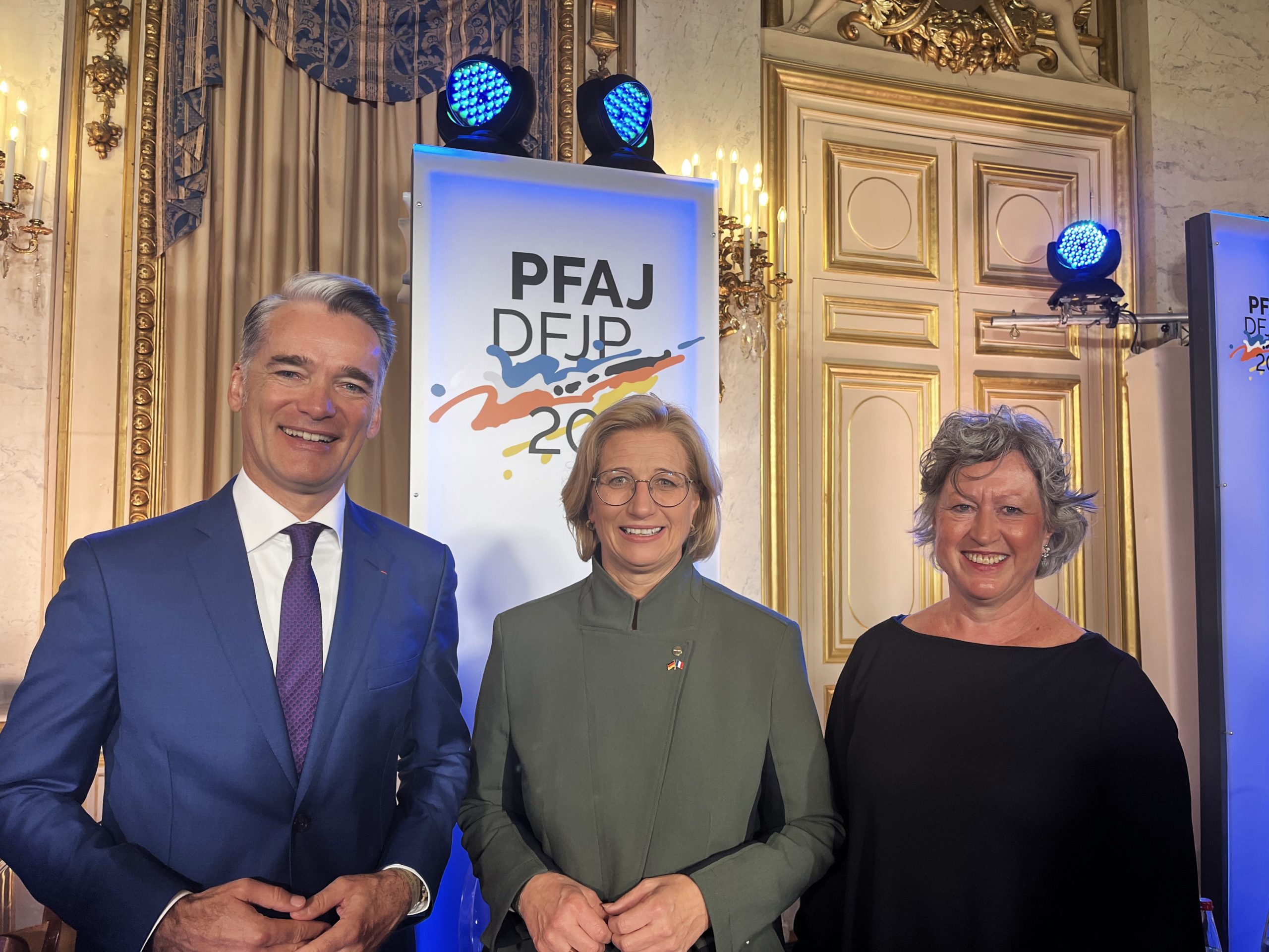 Philippe Gréciano und Andrea von Hülsen-Esch gemeinsam mit Anke Rehlinger, Ministerpräsidentin des Saarlandes und Bevollmächtigter für die deutsch-französischen kulturellen Beziehungen © DFH-UFA Philippe Gréciano und Andrea von Hülsen-Esch gemeinsam mit Anke Rehlinger, Ministerpräsidentin des Saarlandes und Bevollmächtigte für die deutsch-französischen kulturellen Beziehungen © DFH-UFA